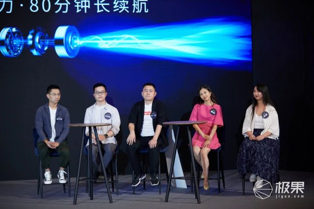 手持吸尘器做家务视频,轻便小巧大吸力吸尘器