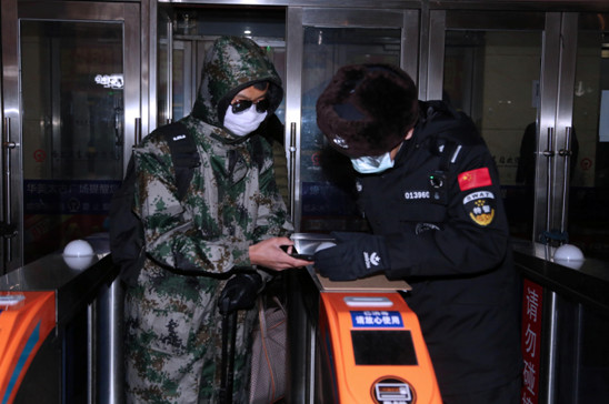 冰城公安用行动在哈东站筑起一道疫情防控安全防线