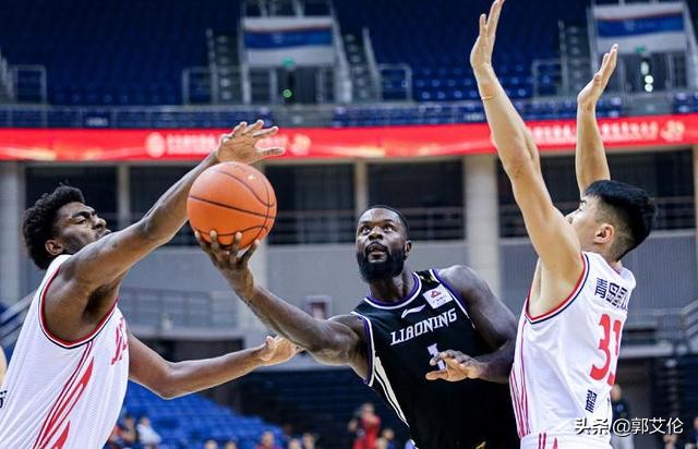 郭艾伦看到史蒂芬森,史蒂芬森和郭艾伦互动