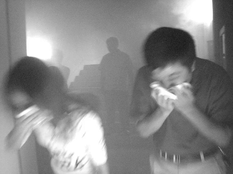 楼下起火楼上需要往下跑吗,楼下着火了往上跑还是往下跑