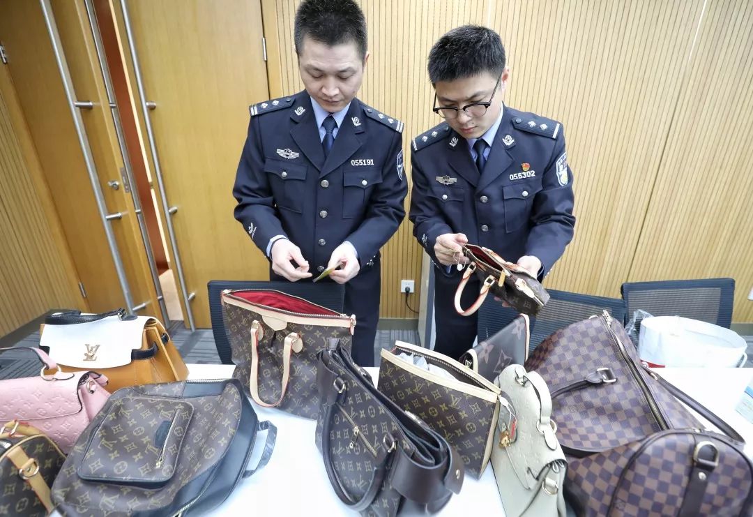Burberry、LV、贝亲……从奢侈品到婴儿用品,这些制假售假团伙都被上海警方摧毁了