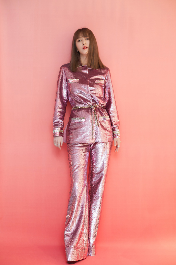 谭维维身材图片,谭维维紧身裤穿搭