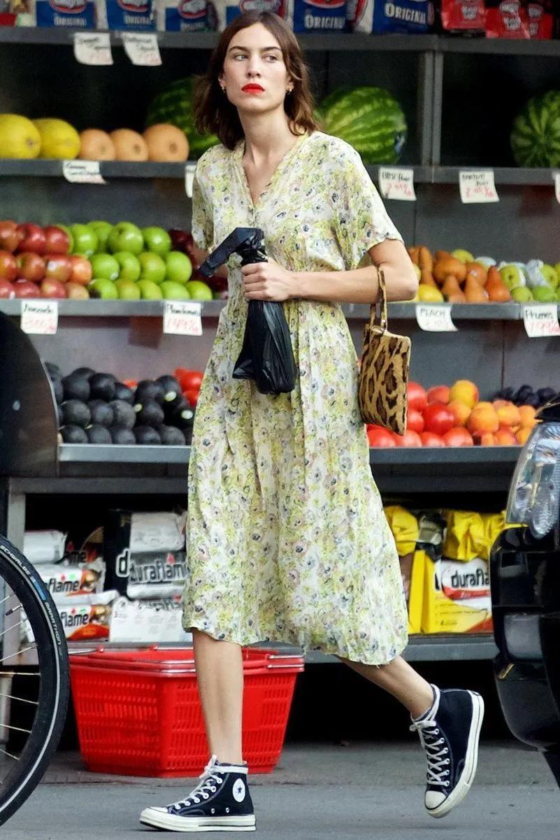 今年流行帆布鞋底子,今年特别流行的一款帆布鞋