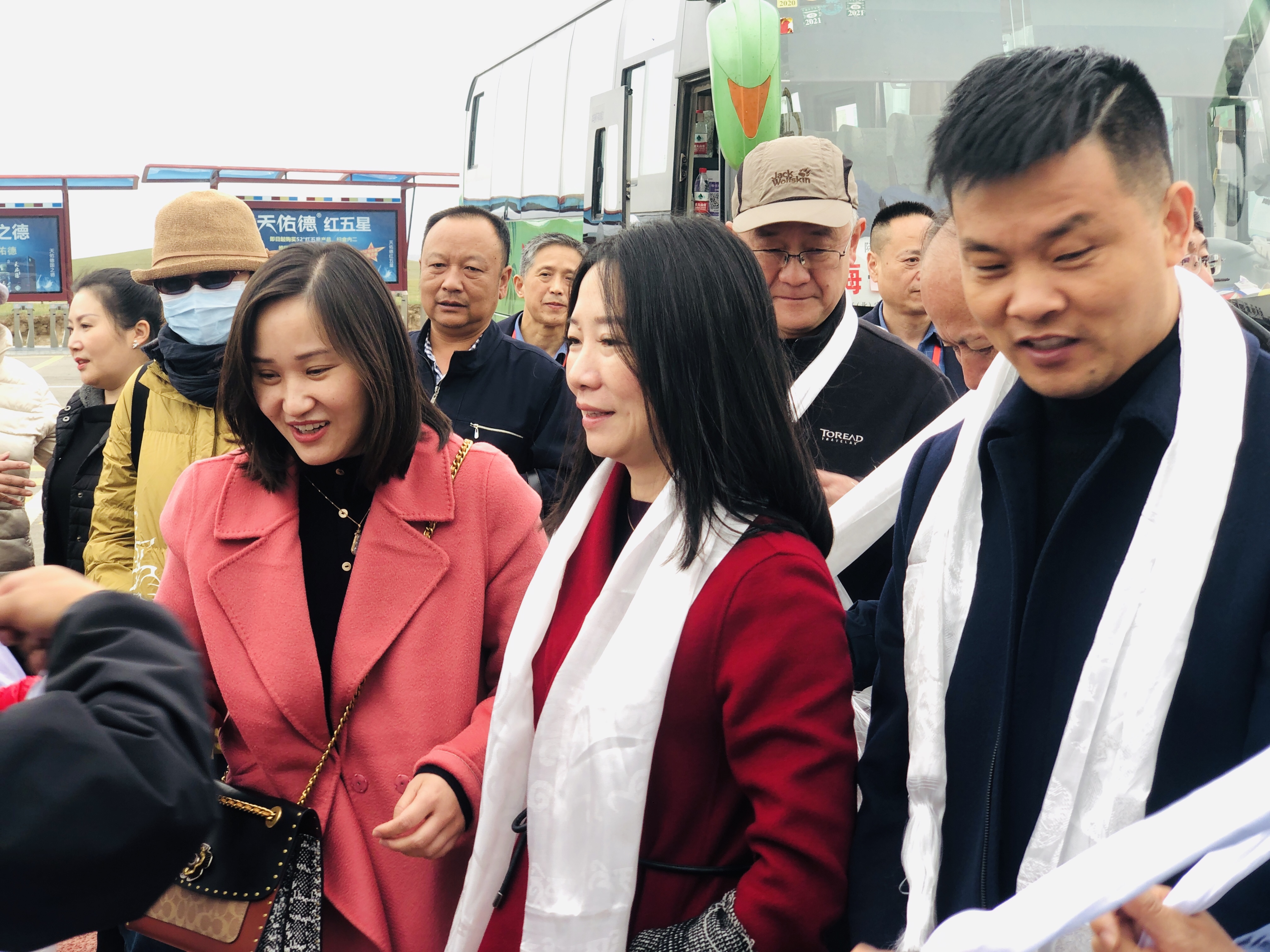 武汉市民营经济人士理想信念教育走进神秘的青海达玉部落