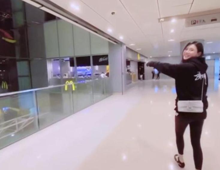 奚梦瑶产后现身,奚梦瑶晒高清照秀孕肚曲线超完美