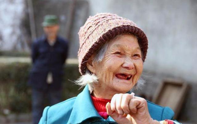 为啥老人身上总有一股味？建议：50岁后远离3个习惯，老了或没味