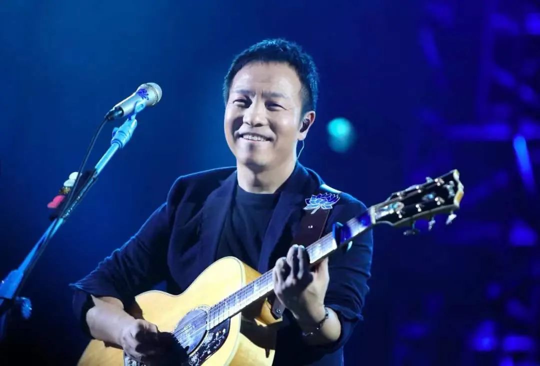 许巍曾经沧桑如今风华正茂,02年的许巍和现在的许巍