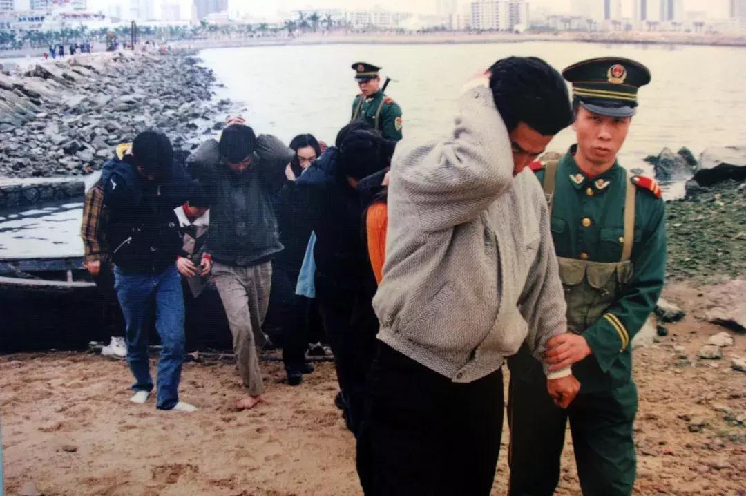 不穿军装的边防军人,军装公安边防