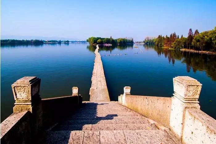 鲁迅笔下的鲁镇是什么样的地方,鲁迅小说中的鲁镇是个怎样的地方