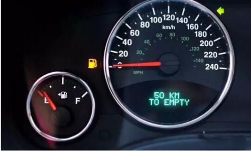 汽车油箱提示没油了还可以跑多远,汽车行驶到半路没油怎么办