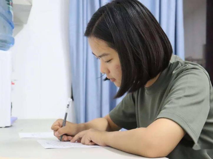 云南高考女生考出660分,17岁云南女孩就差1分落榜国防大学