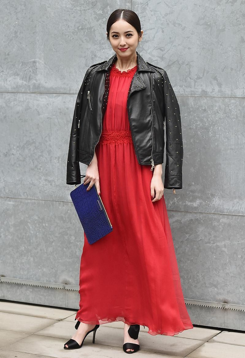 佐佐木希气质太纯了，33岁穿白裙好似偶像女主，看着挺温柔的