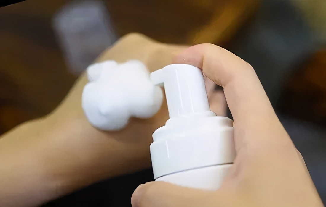 99%的人用错洗面奶,洗脸不要傻傻的用洗面奶教你一招