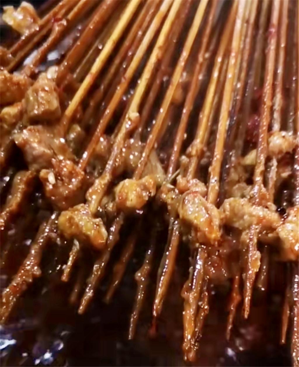 成都庾记厕所串串香,成都藏在巷子里的串串