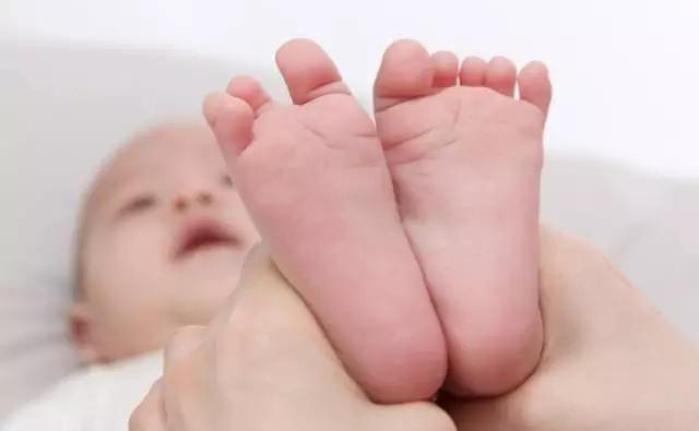 新生儿宝宝受凉了有哪些症状,新生儿受凉怎么治