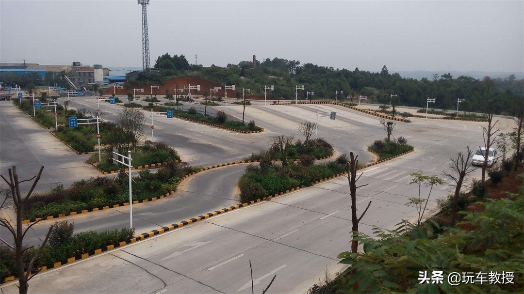 自己买的地下停车位收费合法吗,网友热评路边停车收费