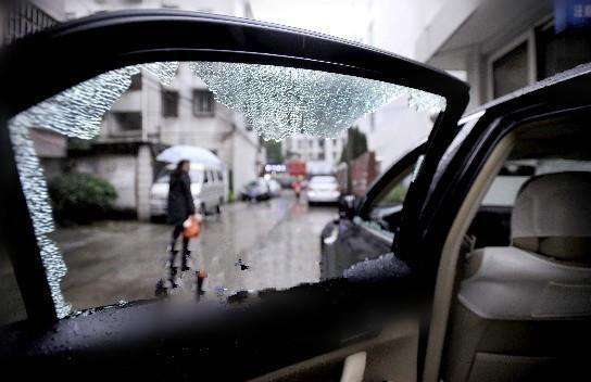 车钥匙被锁在车里了怎么办?真的只能砸玻璃吗?