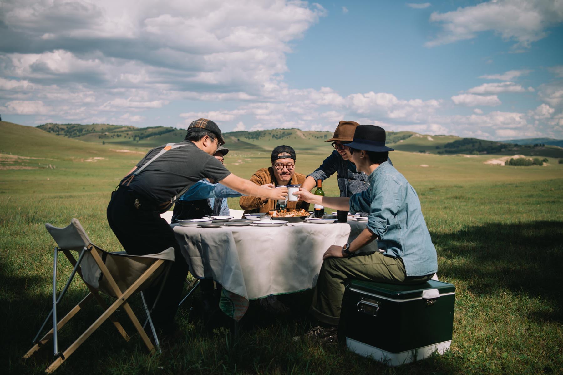 拥有这21件高颜值户外装备，让我们的草原野餐会像家里般优雅