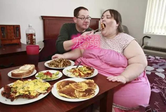 俩女人，一个身材臃肿，一个身材窈窕，生育时的差距一目了然