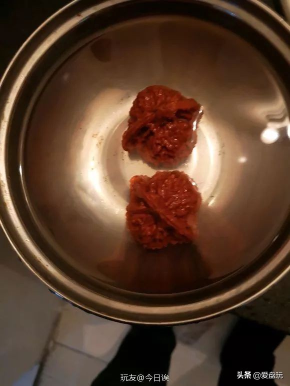 84消毒液洗核桃方法,被84泡过的核桃还能盘红吗