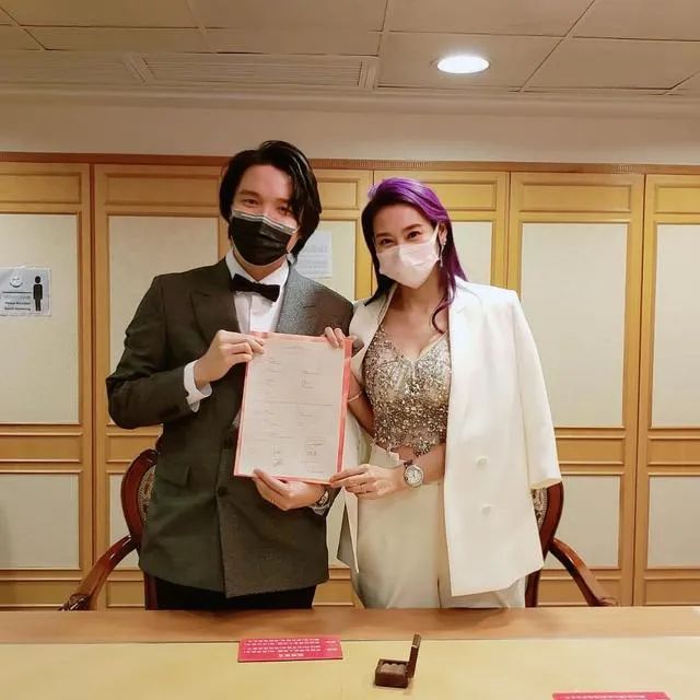 恭喜！39岁香港女星“波波姐”宣布怀孕4个月，上月才急嫁老公