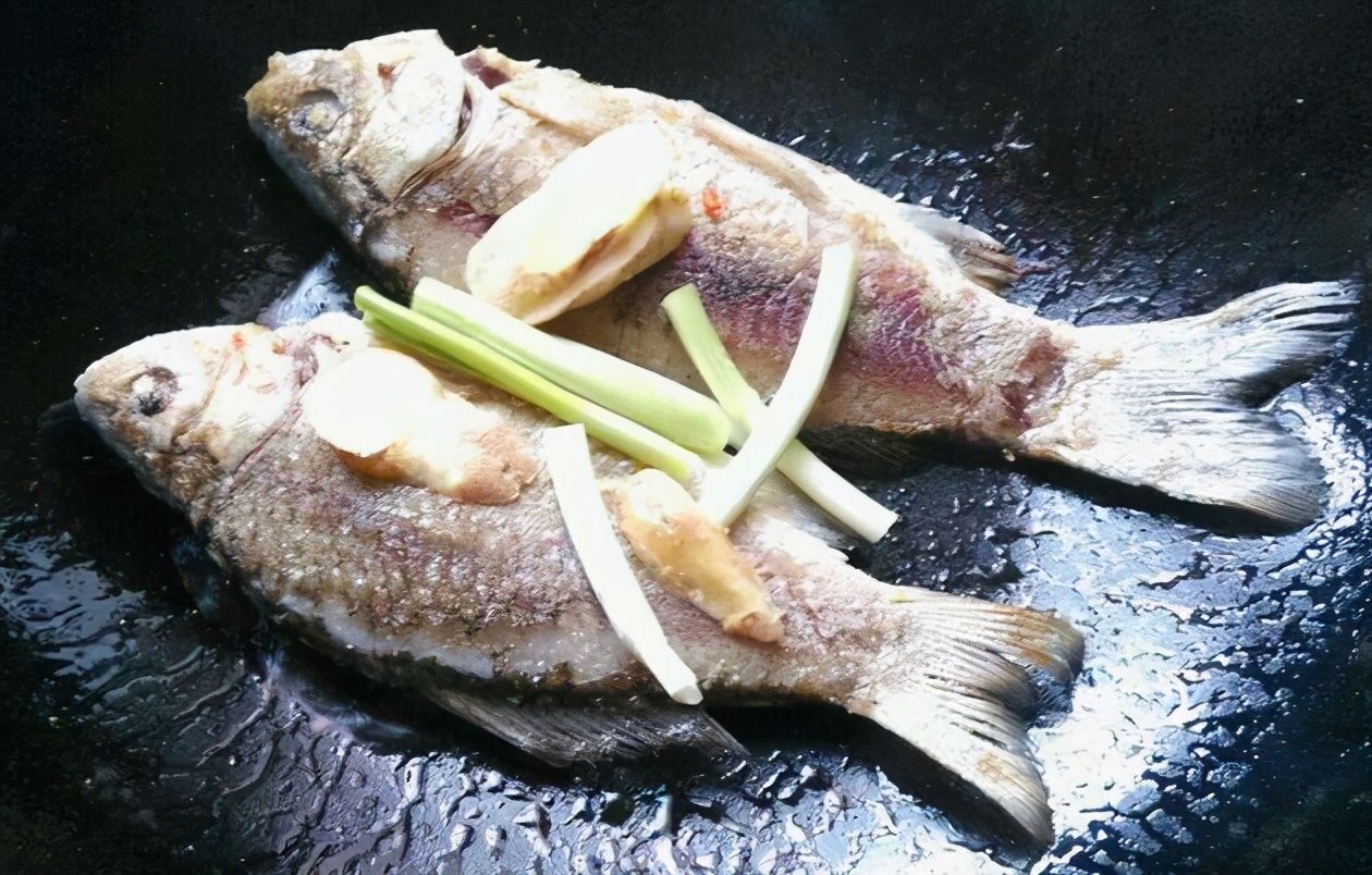 炖鱼汤时，牢牢记住“4窍门”，鱼汤炖好鲜美不腥，分享正确做法