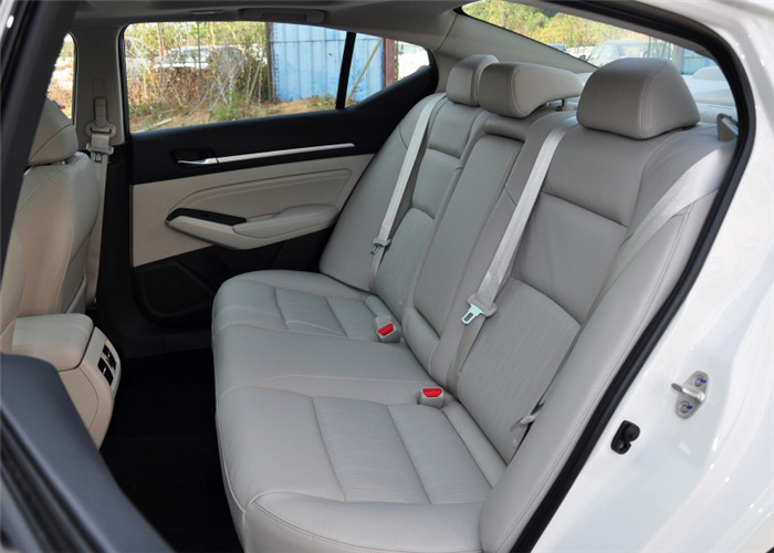 日产新天籁2.0L后排空间,日产新天籁后排