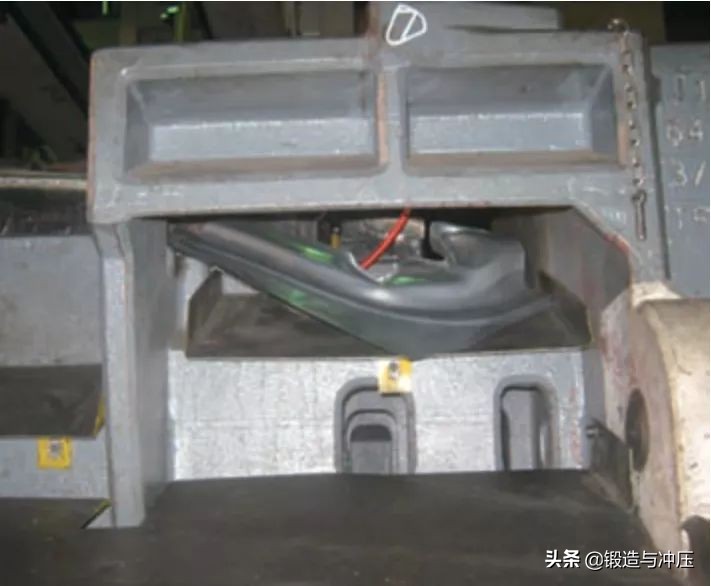 基于Dynaform的汽车翼子板修边废料下滑模拟研​究