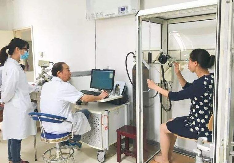 肺功能检查当天应注意哪些饮食,怎么做肺功能检查呼气吸气