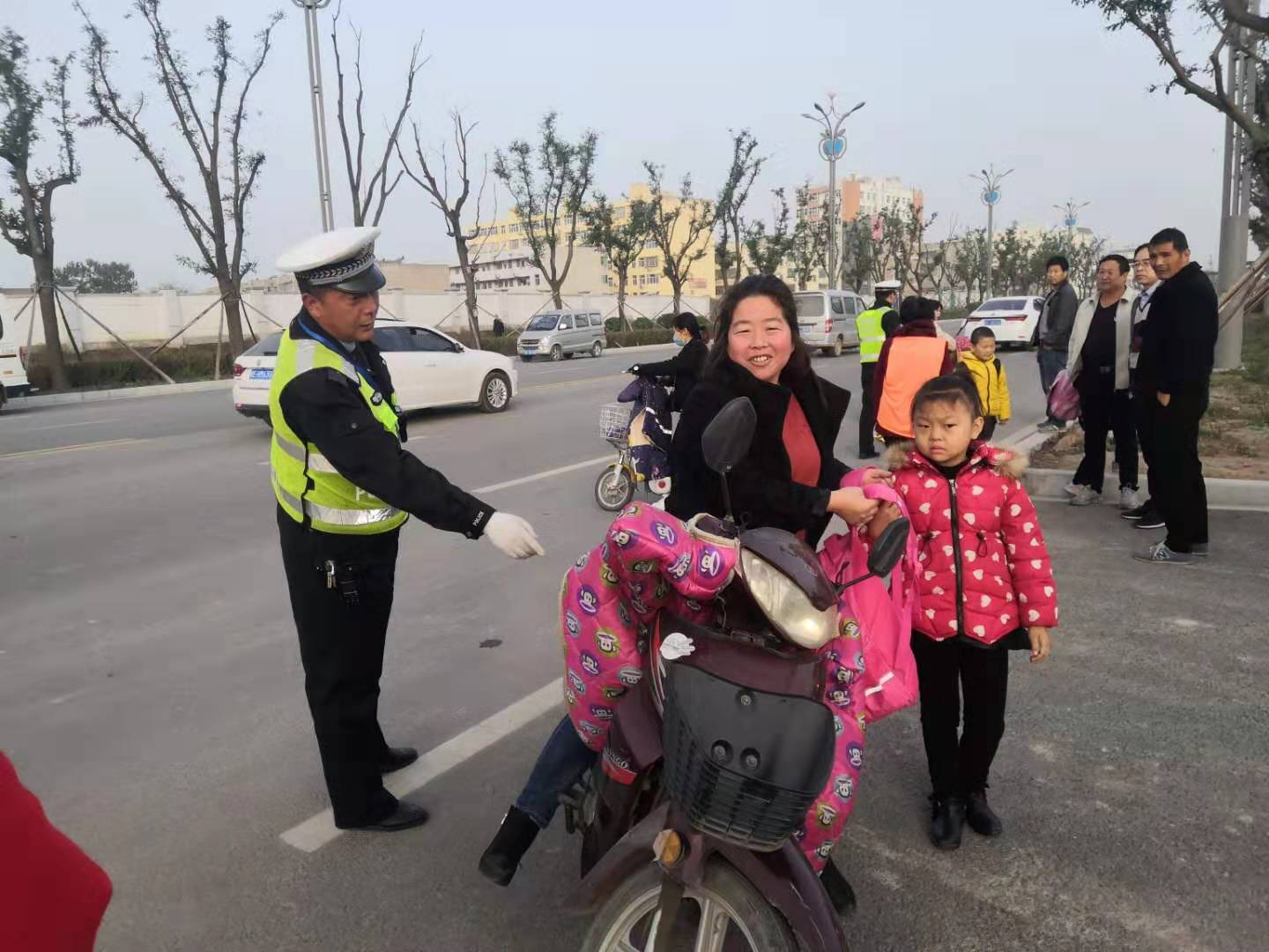 交警护学岗筑起防护墙--记白水交警李永奇事迹
