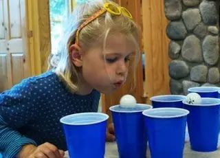 在家用纸杯玩的亲子游戏,用纸杯做2岁儿童的游戏