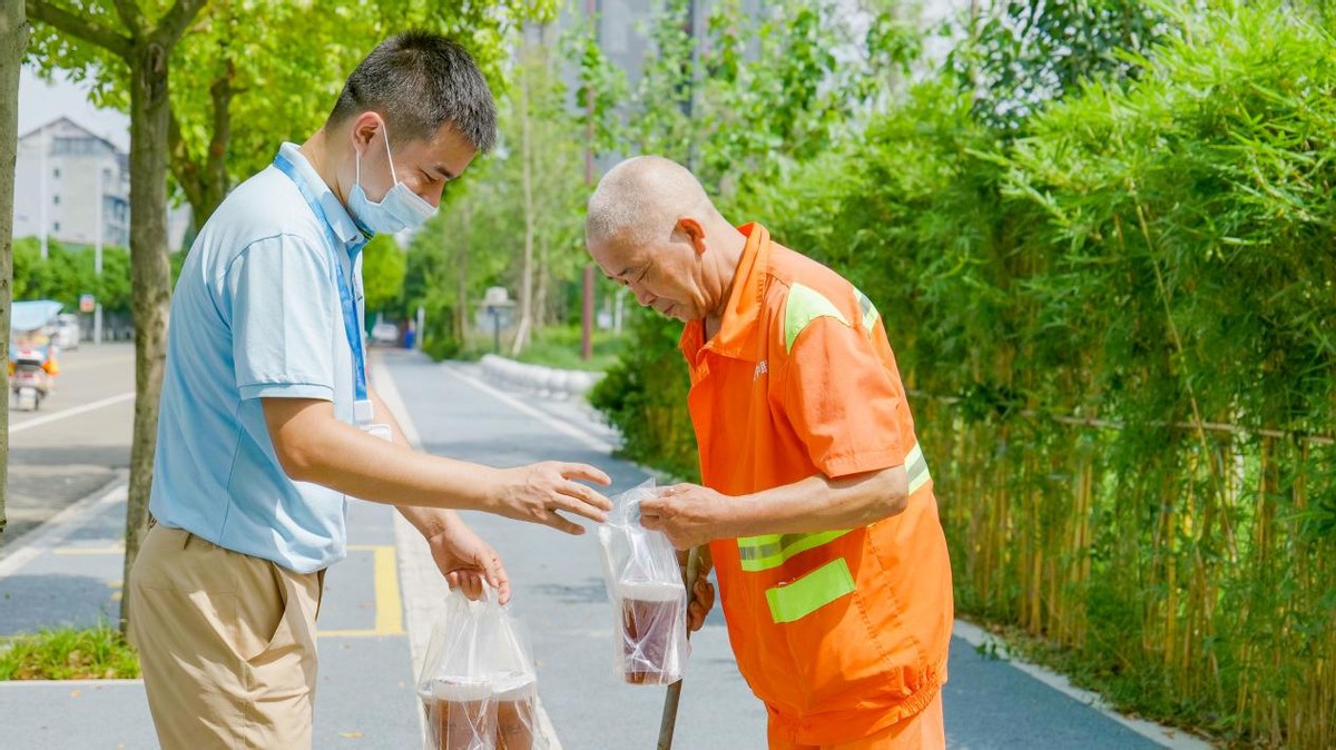 彭祖山公益行丨为城市建设者送去一份关爱