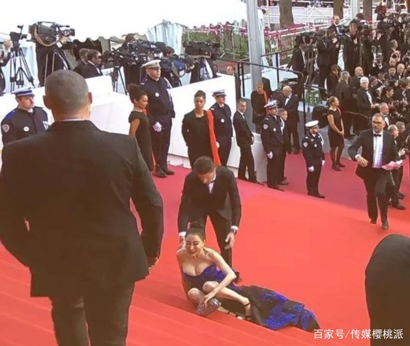 柳岩又摔倒了！在一次成功跌上焦点，艳压全场，网友跌的好