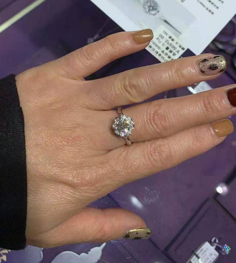 女子花2万7买钻戒值800,女子花17万买钻戒有气泡