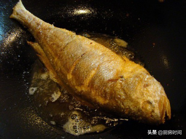 煎鱼总是粘锅怎么办？三种方法教给你，保证让你煎出的完整又好吃