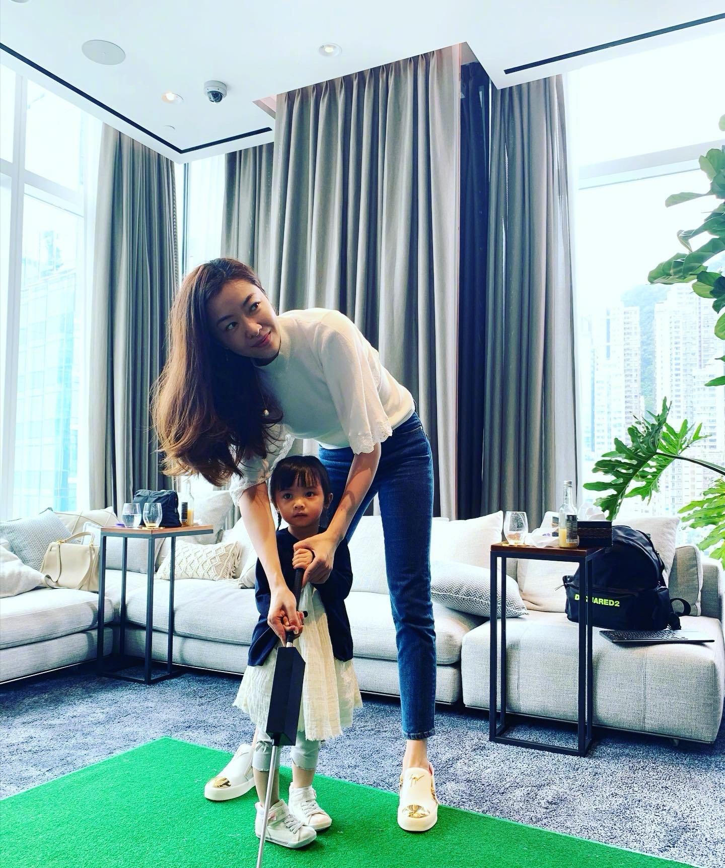 熊黛林穿白衬衫黑色背带裤,熊黛林露肩长裙大秀好身材