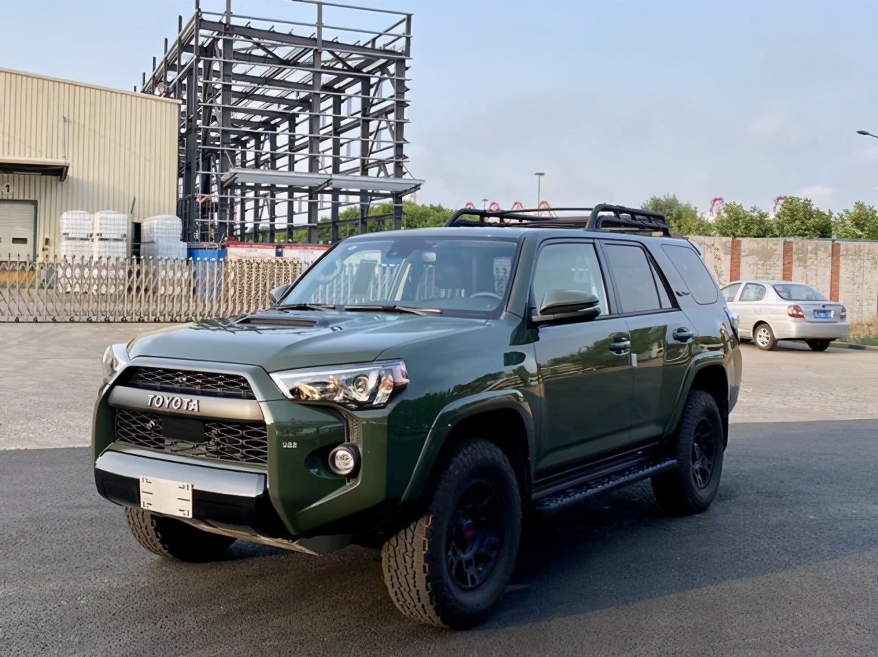 丰田霸道价位在35万左右是哪款,22款丰田霸道2.7港口最新行情