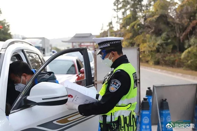 战疫保卫者撑起坚强屏障,战地志愿者共筑红色守护墙