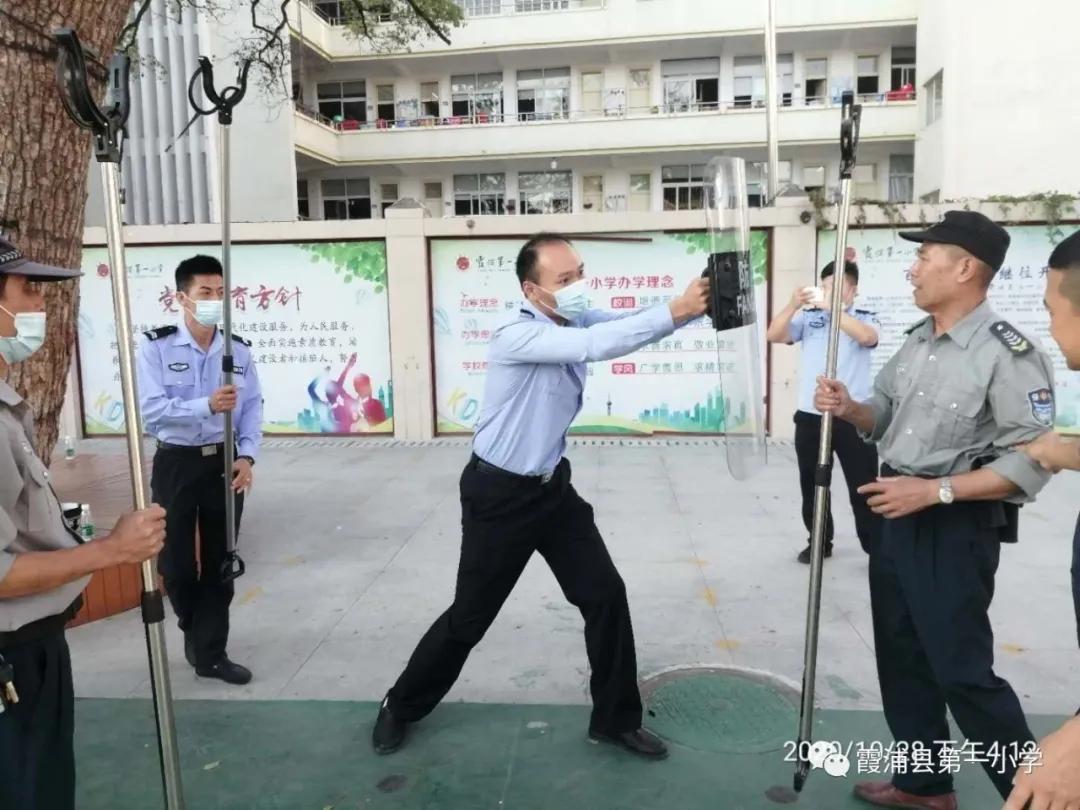 派出所开展防暴恐实战演习,反恐演练进校园警校携手护平安