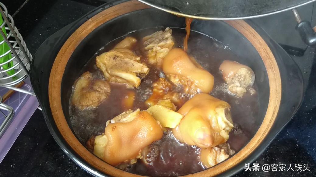 色香味俱全的花生猪脚炖好了,猪脚最好吃的做法要什么调料