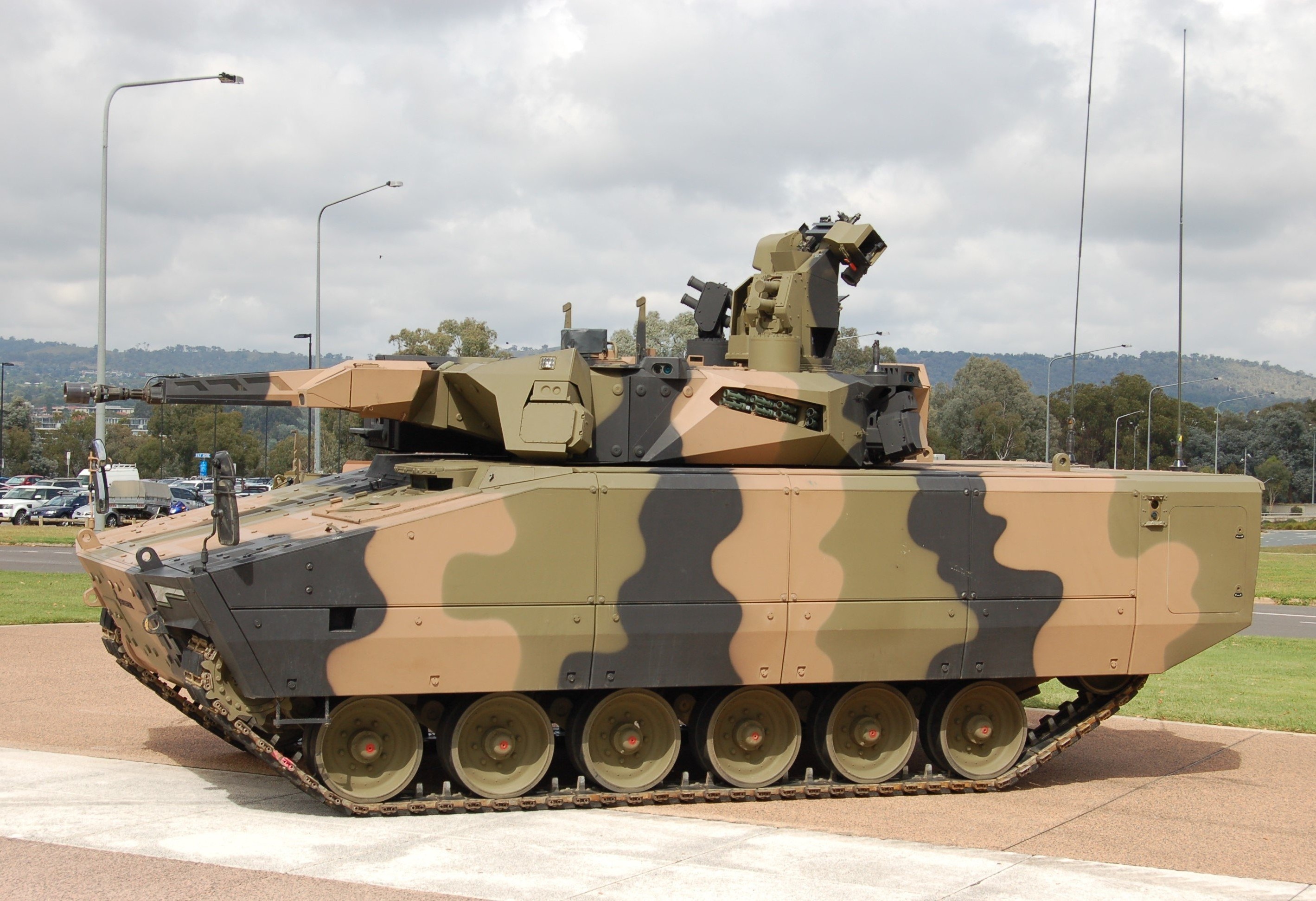 世界上防护能力最强的装甲车,最新山猫kf41步兵战车