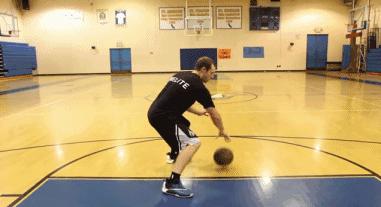 结合运球热身5分钟，让身体热起来，快速进入比赛状态