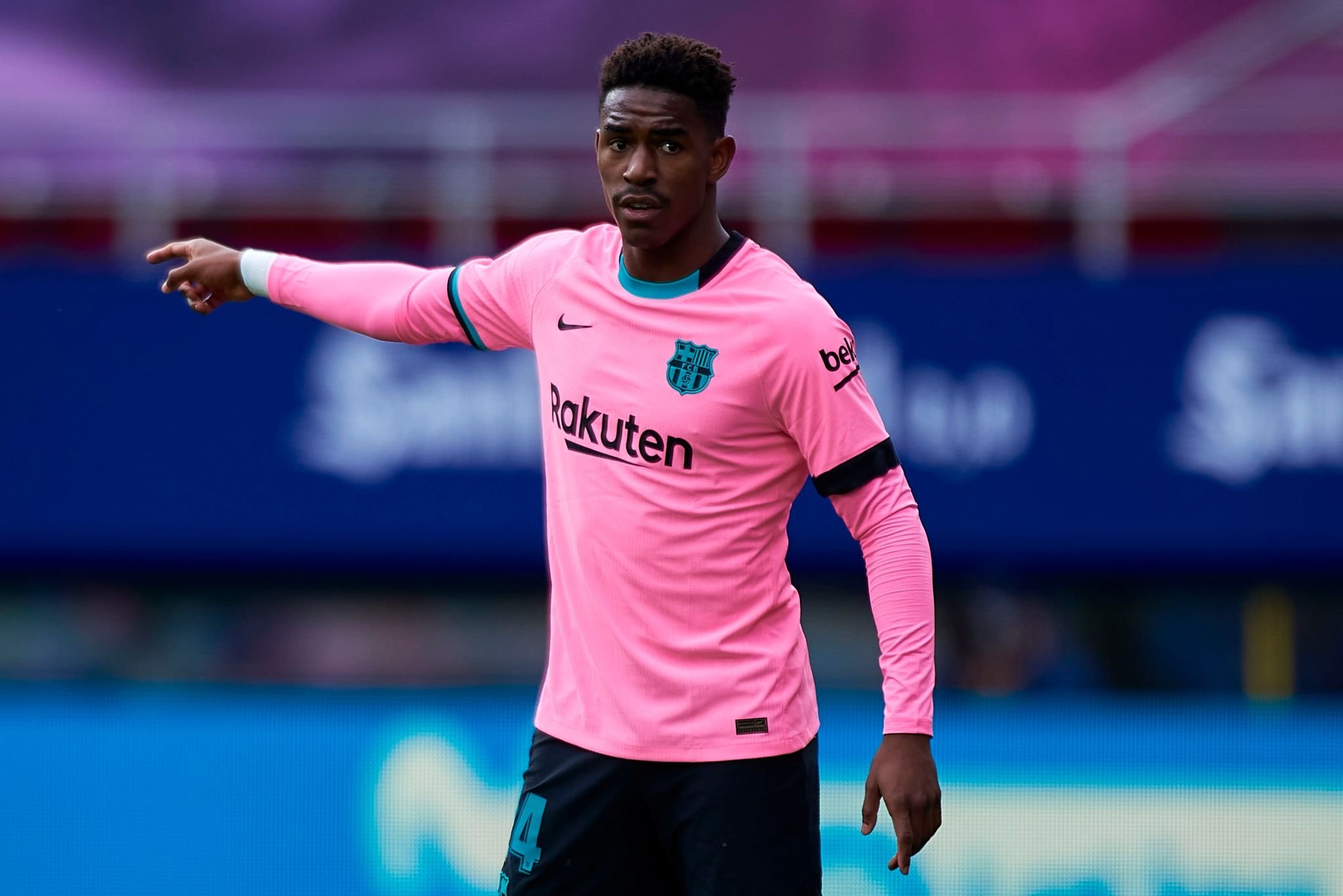 登贝莱对巴萨到底有什么不满,登贝莱接近与巴萨降薪续约