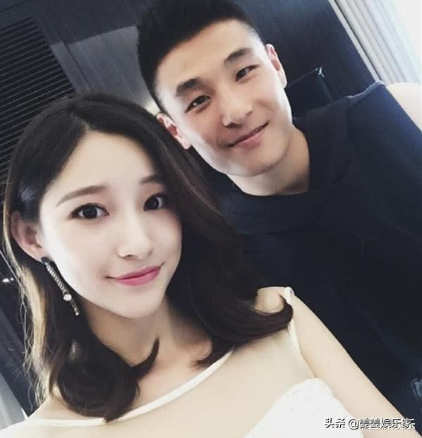 她曾是央视最美主持人,央视著名主持人走秀