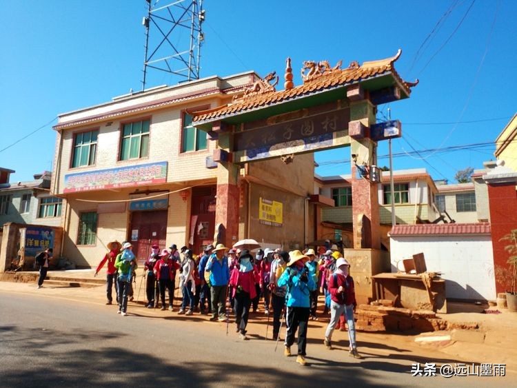 冬日阳光明媚,随走昆明松茂水库周边,遇见小村庄里的老式手工活