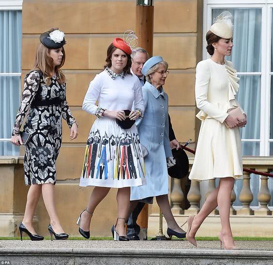 尤金妮穿裙子图片,尤金妮公主穿背带裤