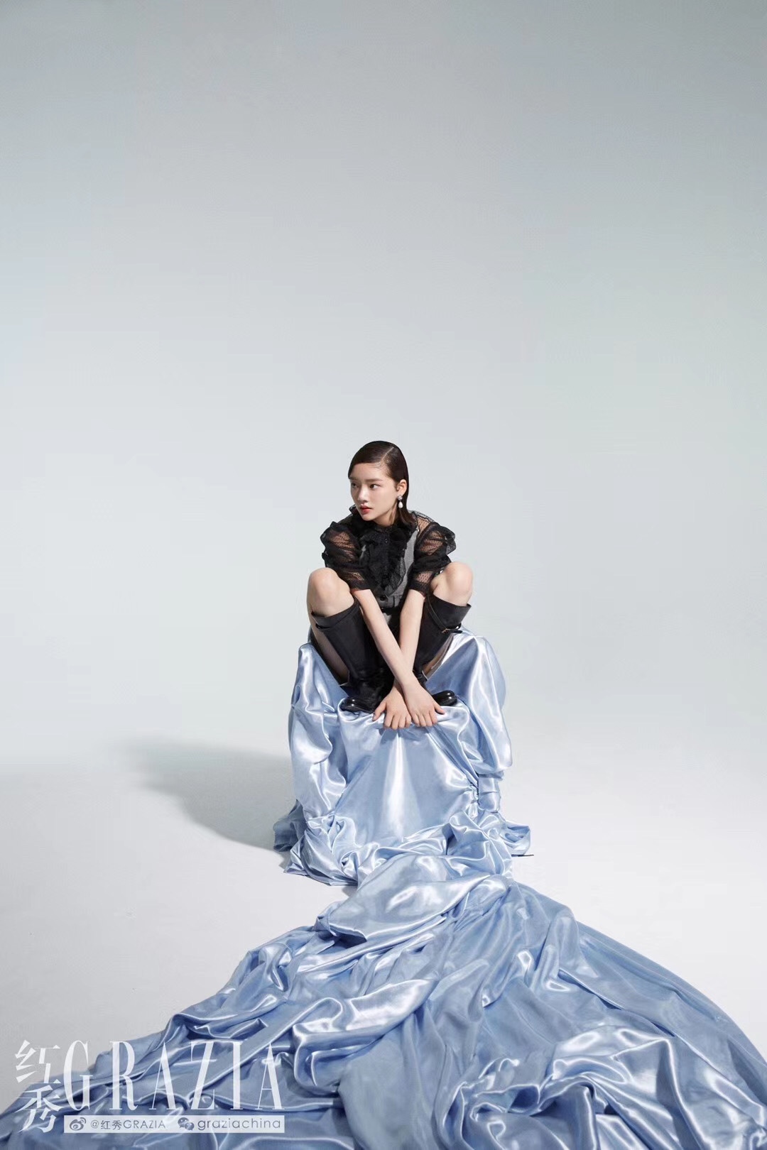 这时尚表现力绝了，任敏黑色上衣搭配粉色长裤，坚毅眼神格外吸睛