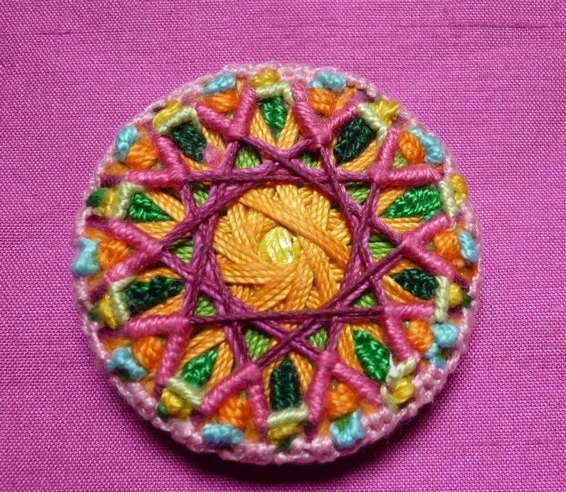 一个圆周边加一点装饰,用彩线做简单的小装饰