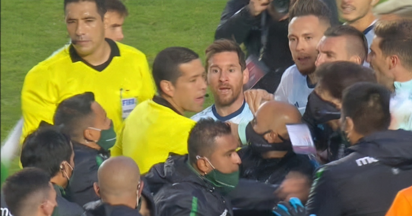 梅西火爆一幕，南美世界杯预选赛，大骂对方助教是秃子