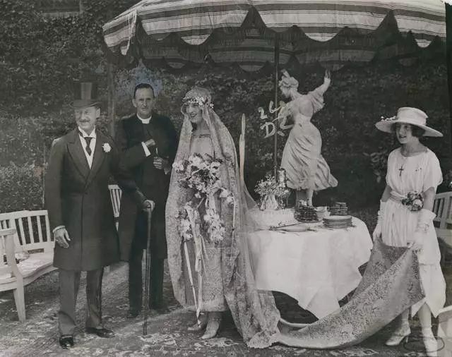 她是美国最有钱的女人，却无性无爱多年，最终出轨，轰动英国贵族